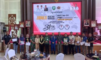 Para pemenang Lomba Menulis Berita Feature PWI Kotim 2023 berfoto bersama sejumlah pejabat, Kamis, 31 Agustus 2023.