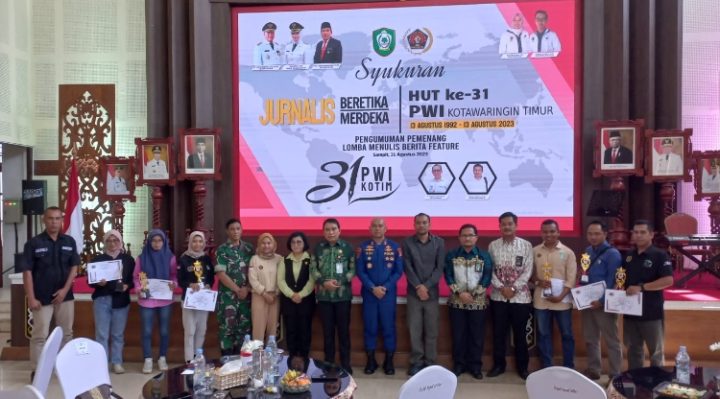 Para pemenang Lomba Menulis Berita Feature PWI Kotim 2023 berfoto bersama sejumlah pejabat, Kamis, 31 Agustus 2023.