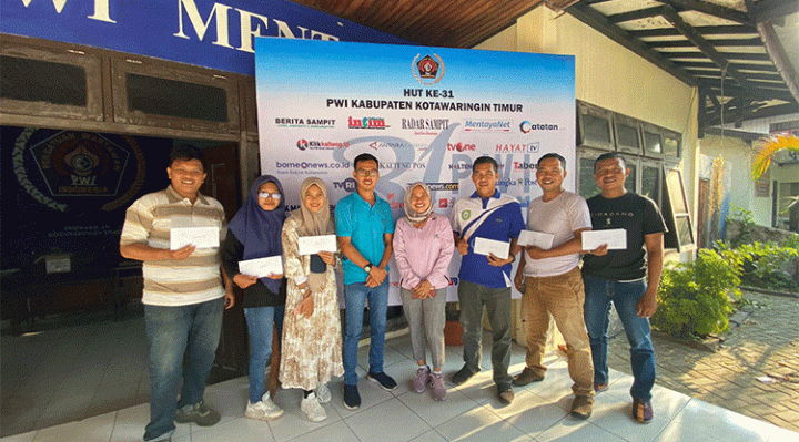 Para peraih juara lomba berita feature HUT ke 31 PWI Kotim menerima bonus dari Sekda Kotim, Fajrurrahman, Jumat, 1 September 2023.