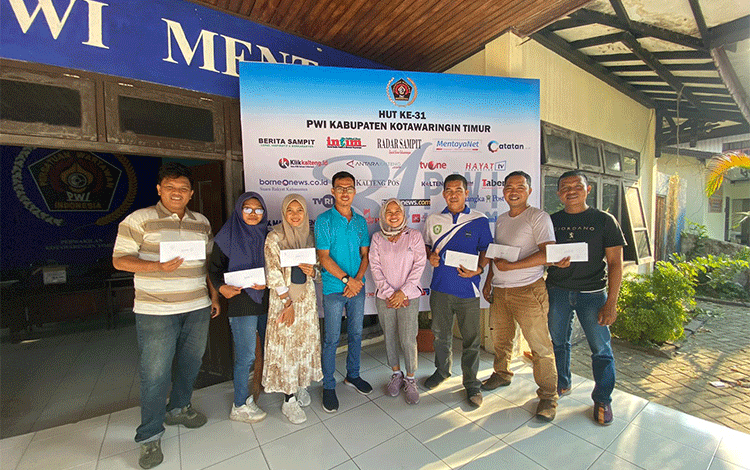 Para Juara Lomba Berita Feature PWI Kotim Terima Bonus dari Fajrurrahman