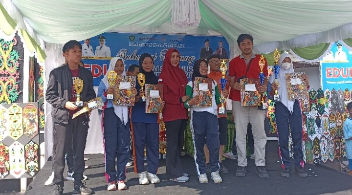 Para peraih juara pada lomba menulis di telabang event Edukasi Wisata Museum di Museum Kayu Sampit, Minggu 3 September 2023.