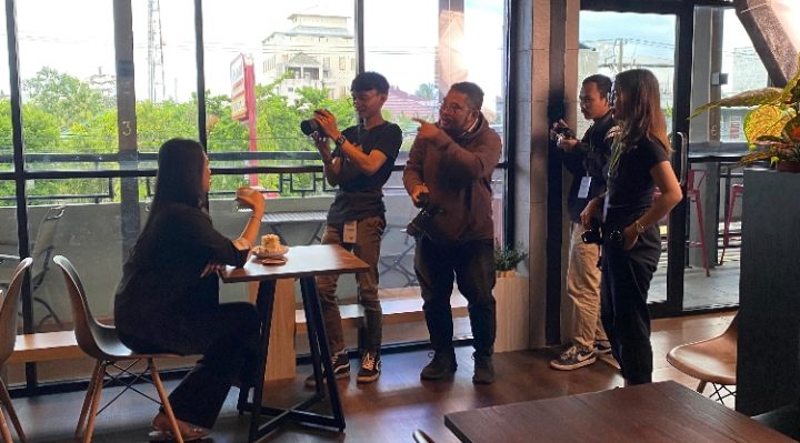 Para peserta Query Coffe Roastery adu jepret pada Fun Photography Competition di Query Coffee Roastery, Jalan H.M.Arsyad, Rabu 20 September 2023.