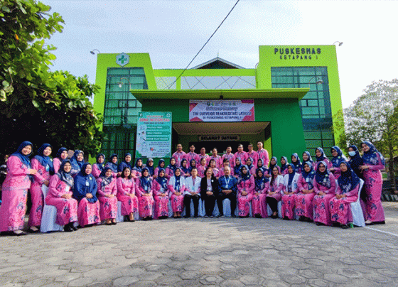 Pegawai Puskesmas Ketapang 1 menyambut Tim Penilai akreditasi pada 10 12 Agustus 2023.