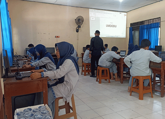 Pelaksanaan ANBK hari kedua gelombang pertama di SMP Muhammadiyah Sampit, Jalan A. Yani, Sampit, Selasa, 19 September 2023.