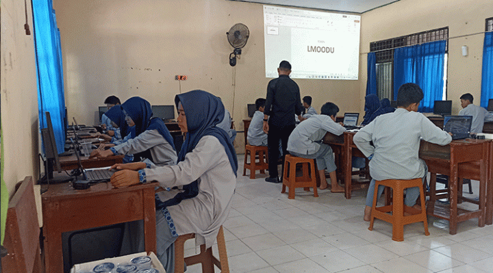 Pelaksanaan ANBK hari kedua gelombang pertama di SMP Muhammadiyah Sampit, Jalan A. Yani, Sampit, Selasa, 19 September 2023.