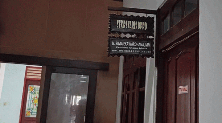 Pelang nama ruang Sekwan DPRD Kotim