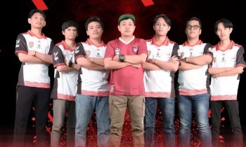 Pelatih dan Atlet E Football Kalimantan Tengah saat berfoto bersama.