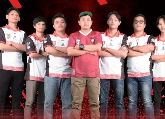 Pelatih dan Atlet E Football Kalimantan Tengah saat berfoto bersama.