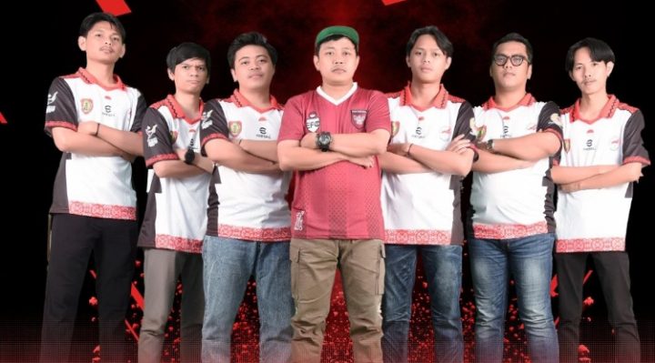 Pelatih dan Atlet E Football Kalimantan Tengah saat berfoto bersama.