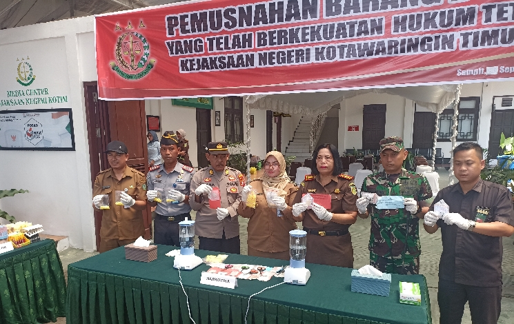Kejari Kotim Musnahkan Barang Bukti dari 173 Perkara 
