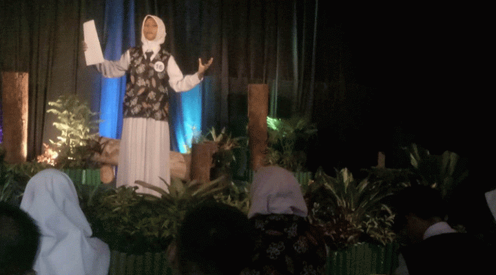 Penampilan peserta lomba puisi di Museum Kayu Sampit, Jumat, 1 September 2023.