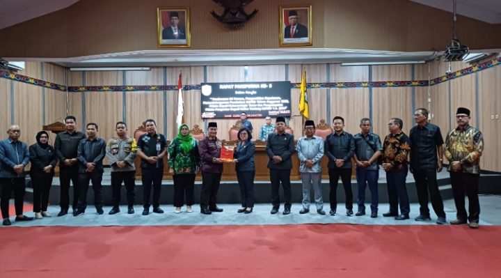 Penandatanganan persetujuan atas Ranperda Perubahan APBD 2023 Kotim yang dilakukan Pemkab Kotim bersama DPRD Kotim, Jumat 22 September 2023.