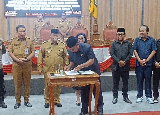 Penandatanganan persetujuan bersama dua buah Ranperda, termasuk Ranperda Pajak Daerah dan Distribusi Daerah Kotim, Senin 4 September 2023.