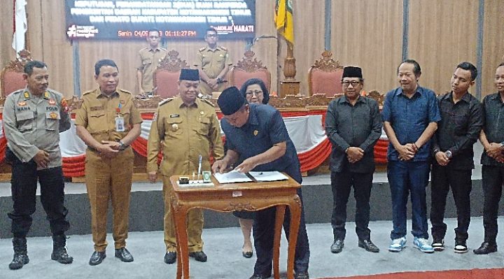 Penandatanganan persetujuan bersama dua buah Ranperda, termasuk Ranperda Pajak Daerah dan Distribusi Daerah Kotim, Senin 4 September 2023.