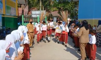Penyambutan siswa tim futsal SDN 3 Baamang Hilir merebut piala bergilir Juara 1 turnamen futsal Arafah, Selasa 26 September 2023