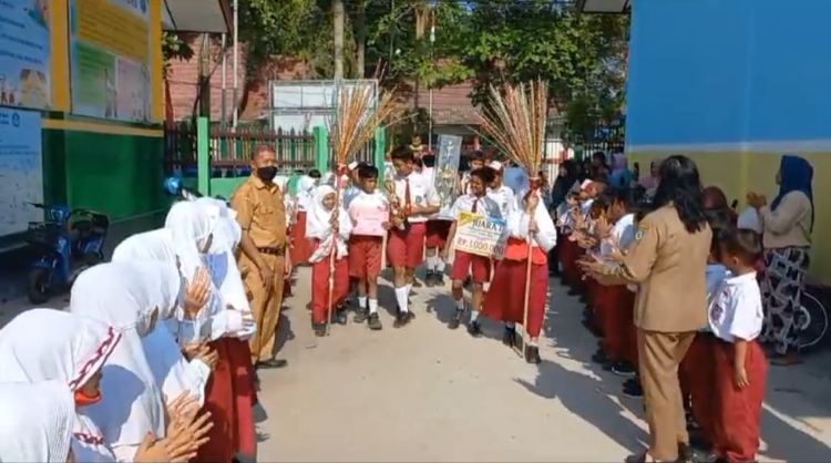 Keren! SDN 3 Baamang Hilir Rebut Piala Bergilir Juara 1 Turnamen Futsal Arafah