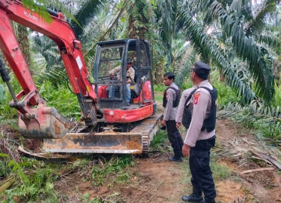 Personel Polres Seruyan ketika berpatroli di areal perusahaan PT Bangun Jaya Alam Permai.