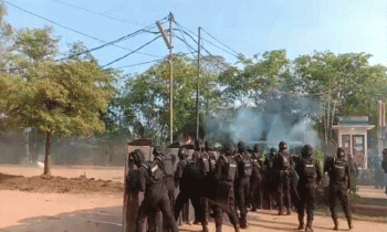 Personel kepolisian mengeluarkan gas air mata saat berjaga mengamankan situasi di PT Hamparan Massawit Bangun Persada (HMBP)1 di Kecamatan Seruyan Raya