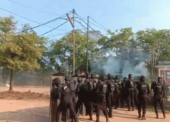 Personel kepolisian mengeluarkan gas air mata saat berjaga mengamankan situasi di PT Hamparan Massawit Bangun Persada (HMBP)1 di Kecamatan Seruyan Raya