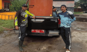 Personel tim bantuan penyediaan air pemadaman kebakaran lahan dari Bappelitbangda Kotim menyiapkan ekstra suplai air, Minggu, 3 September 2023.