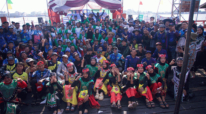 Peserta memeriahkan lomba Mancing Lestari Season 2 di Kelurahan Mentaya Seberang, Kecamatan Seranau, Minggu, 3 September 2023.
