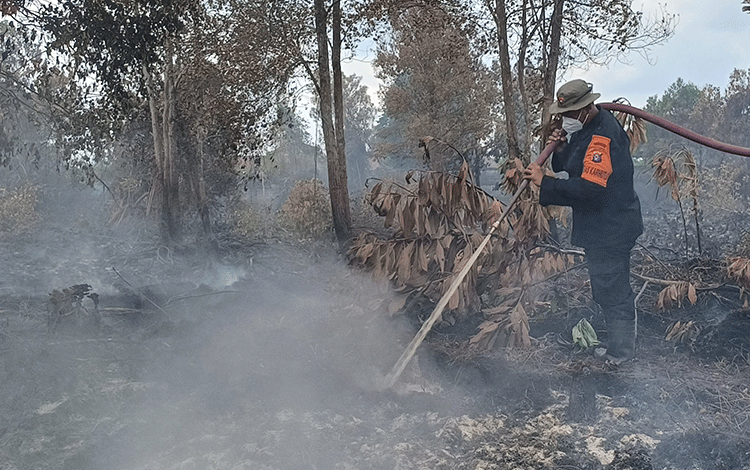 BPBD Kotim Uji Coba Pendinginan Karhutla Menggunakan Racun Api