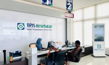 Petugas BPJS Kesehatan saat melayani masyarakat.