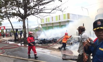 Petugas berupaya memadamkan api yang membakar bangunan milik warga di Jalan HM Arsyad Sampit, Selasa, 12 September 2023.