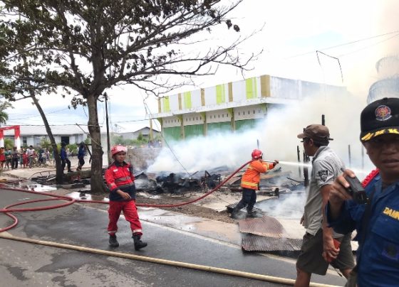 Petugas berupaya memadamkan api yang membakar bangunan milik warga di Jalan HM Arsyad Sampit, Selasa, 12 September 2023.