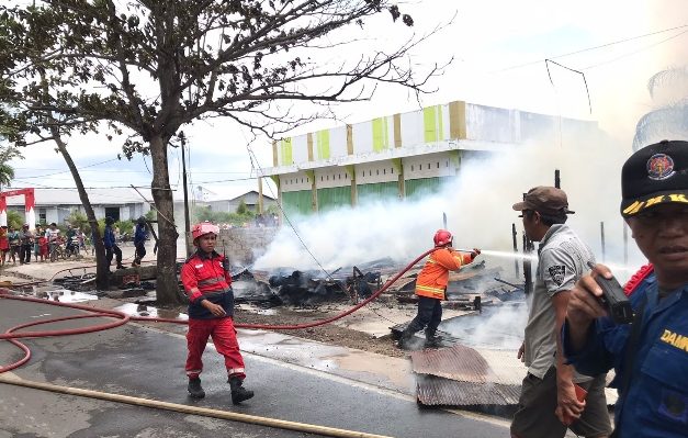 Petugas berupaya memadamkan api yang membakar bangunan milik warga di Jalan HM Arsyad Sampit, Selasa, 12 September 2023.