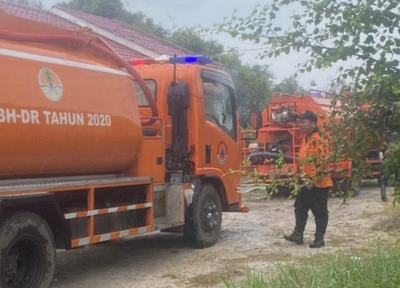 Petugas saat akan memadankan kebakaran lahan di Perumahan Graha Pramuka Sampit, belum lama ini