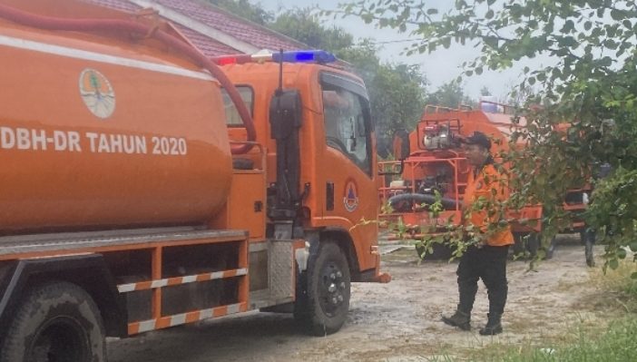 Petugas saat akan memadankan kebakaran lahan di Perumahan Graha Pramuka Sampit, belum lama ini