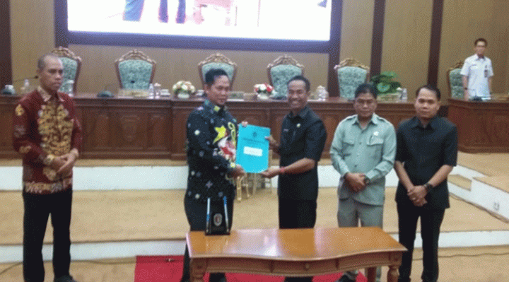 Pj Bupati Katingan Saiful menerima dokumen dua buah raperda dari Ketua DPRD Marwan Susanto pada rapat paripurna, Rabu malam, 27 September 2023.