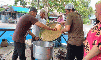 Proses pembuatan bubur baayak di Jalan Ir H Juanda, Kecamatan Mentawa Baru Ketapang, Kabupaten Kotawaringin Timur, Rabu, 13 September 2023.