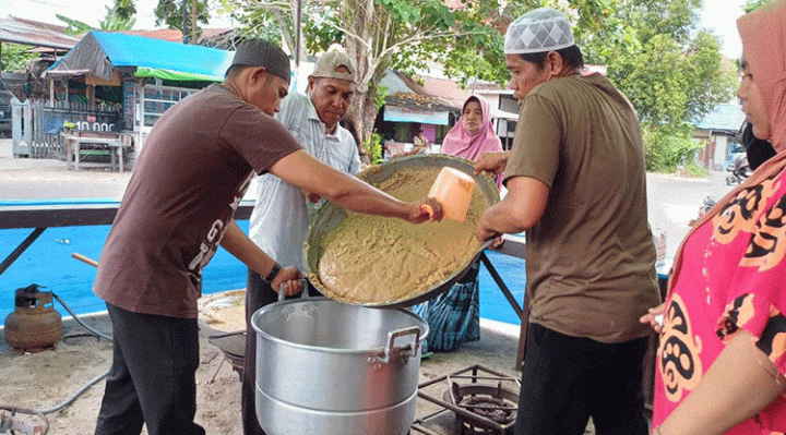 Proses pembuatan bubur baayak di Jalan Ir H Juanda, Kecamatan Mentawa Baru Ketapang, Kabupaten Kotawaringin Timur, Rabu, 13 September 2023.