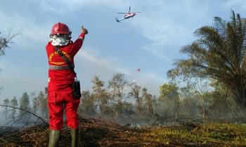 Salah satu upaya pemadaman kebakaran lahan di Kotim.