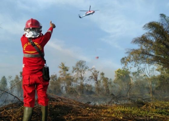 Salah satu upaya pemadaman kebakaran lahan di Kotim.