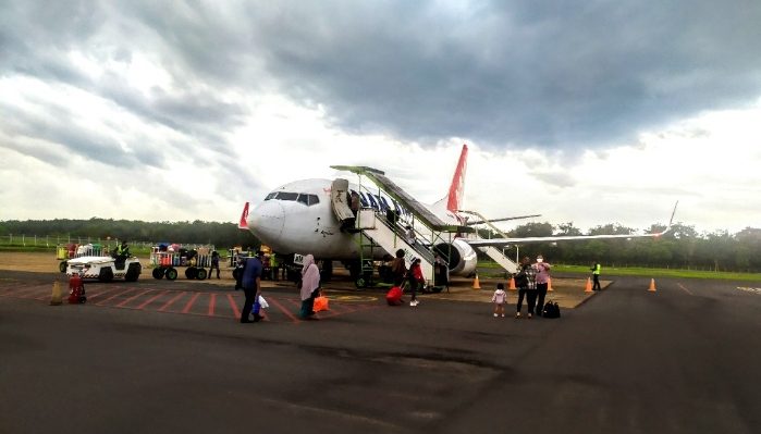 Sebuah pesawat menurunkan penumpang di Bandara H Asan Sampit