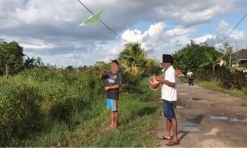 Sejumlah anak anak di Sampit sedang bermain layang layang.