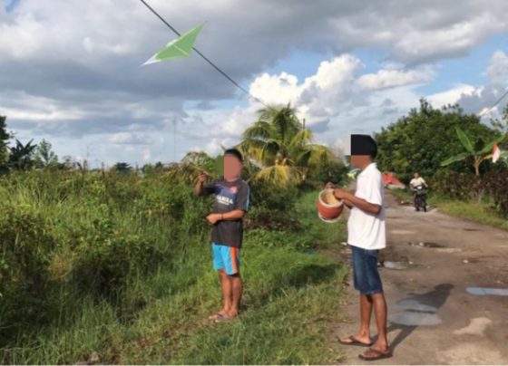 Sejumlah anak anak di Sampit sedang bermain layang layang.