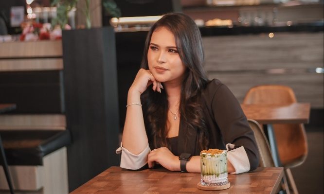 Seorang model wanita cantik, Rory berpose dengan secangkir kopi di Query Coffee Roastery, Jalan H.M. Arsyad, Sampit, Rabu 20 September 2023.