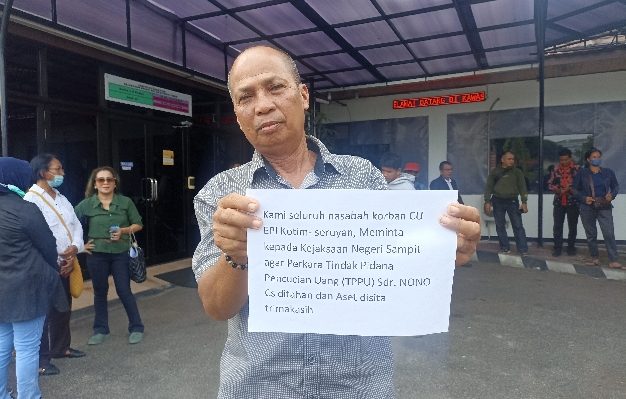 Seorang nasabah CU EPI, Unyi Demen mendesak agar Nono ditahan saat pelimpahan berkas di Kejari Kotim, Jalan A. Yani, Sampit, Rabu 27 September 2023.