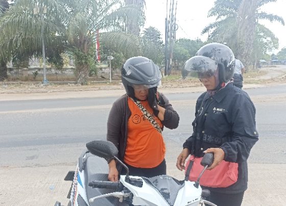 Seorang pengendara motor wanita mengalami luka lecet agak lebar di pipinya akibat tergelincir gara gara tumpahan CPO, Kamis 7 September 2023.