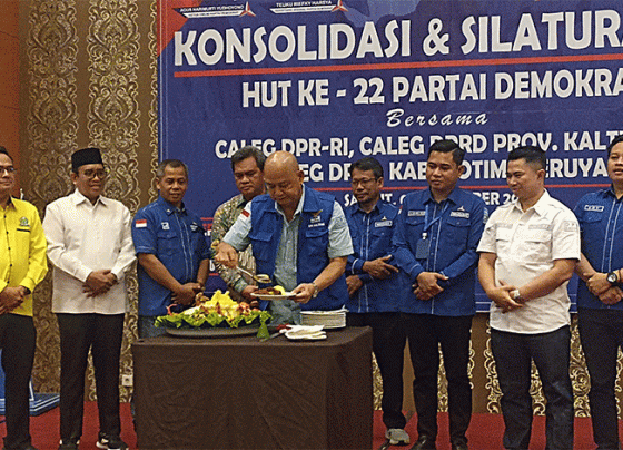 Sesi potong tumpeng pada perayaan HUT ke 22 Partai Demokrat di Sampit, Kotim, Kalteng, Hotel Aquarious Boutique, Sabtu, 9 September 2023