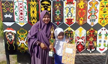 Siswi SDN 2 Kota Besi Hulu, Alesha Qanita Julianto menerima penghargaan juara lomba mendongeng Event Wisata Museum, Minggu 3 September 2023.