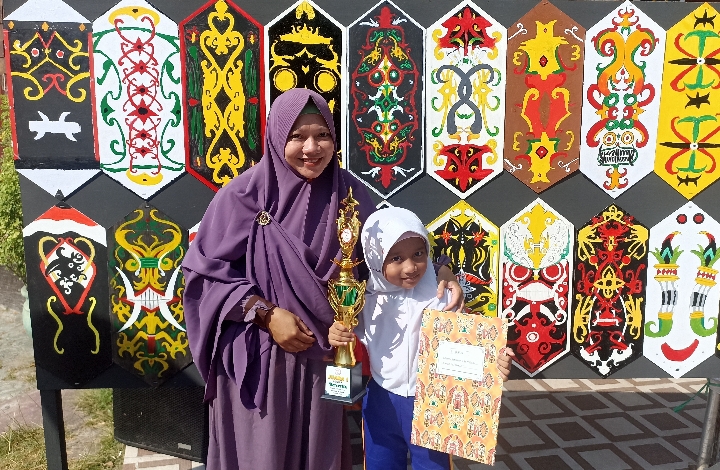 Siswi SDN 2 Kota Besi Hulu Juara 1 Lomba Mendongeng Edukasi Wisata Museum