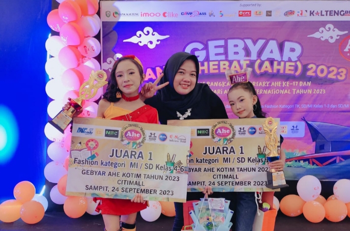Siswi SDN 2 Mentawa Baru Hulu Juara 1 Fashion Show Gebyar AHE