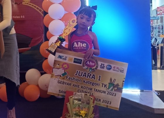 Siswi TK B Baiturrahim, Khaira Talita Rumi juara 1 lomba fashion show kategori TK Gebyar AHE di Citimall Sampit, Minggu 24 September 2023.