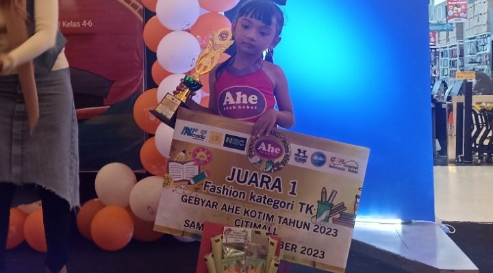 Siswi TK B Baiturrahim, Khaira Talita Rumi juara 1 lomba fashion show kategori TK Gebyar AHE di Citimall Sampit, Minggu 24 September 2023.