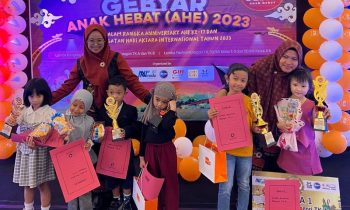 Siswi TK Pahan School, Richelyn Viriya Handaka paling kanan juara 1 TK A Gebyar AHE di Citimall Sampit, Minggu 24 September 2023